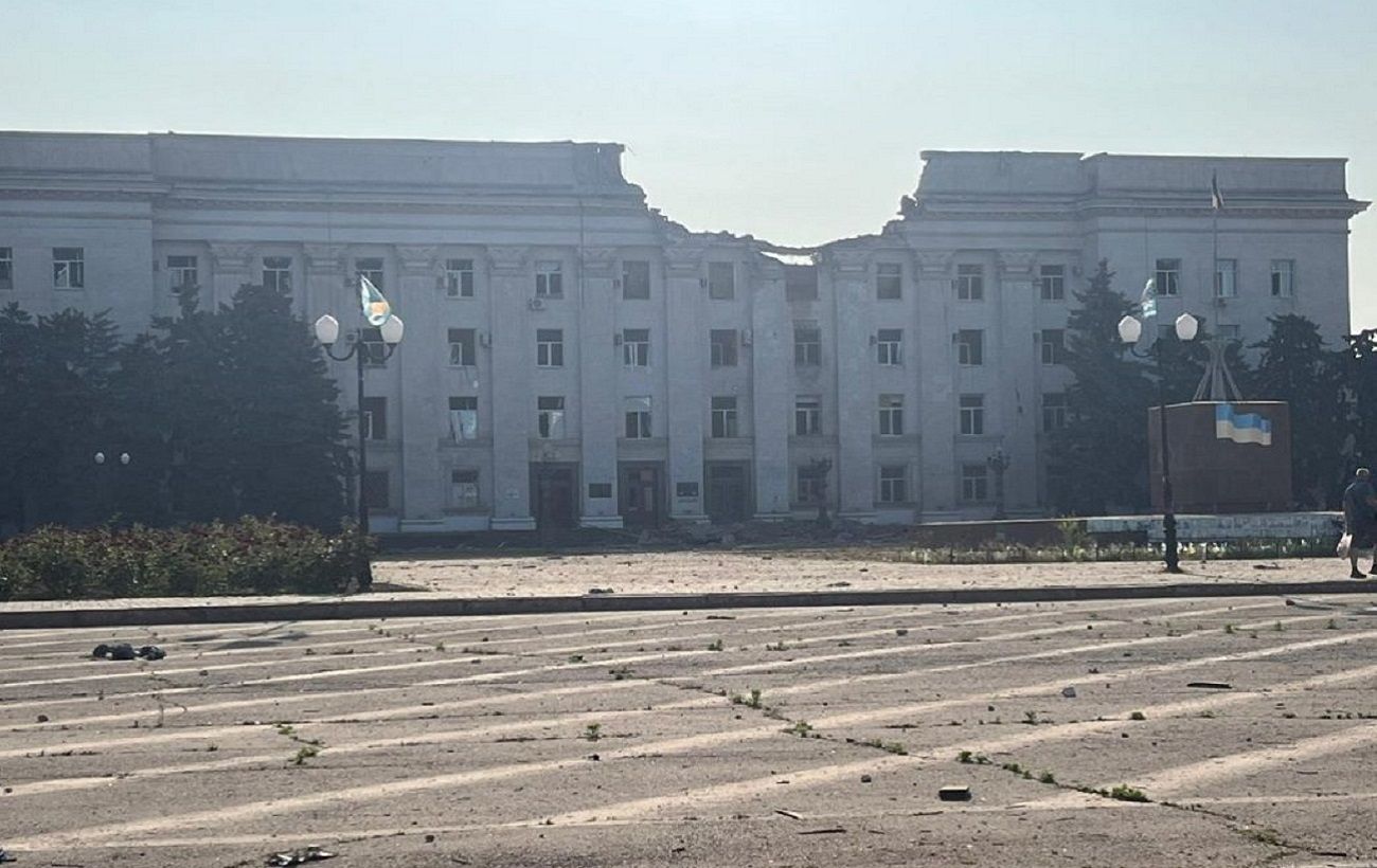 Росіяни вдарили КАБом по будівлі Херсонської ОВА (фото, відео)