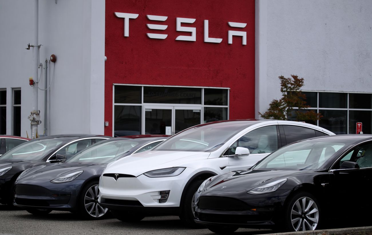 На фоні конфлікту Маска і Трампа: акції Tesla рухнули майже на 20%