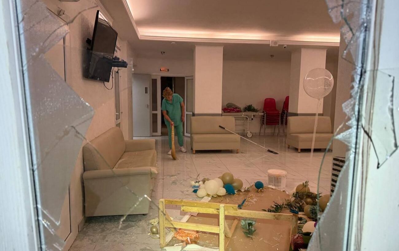 Росія вдарила по пологовому будинку в Одесі: фото наслідків
