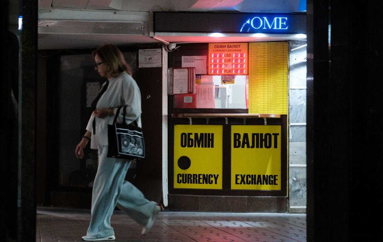 Скільки коштують долар і євро: обмінні пункти виставили нові курси валют