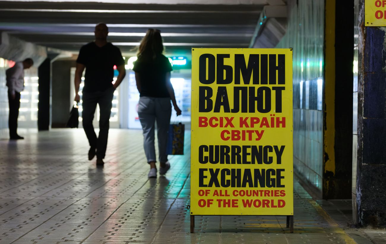Долар подешевшав після триденного зростання, євро відійшов від максимуму