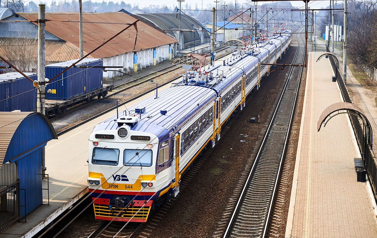 У Києві через атаку РФ пошкоджено залізницю: потяги затримуються