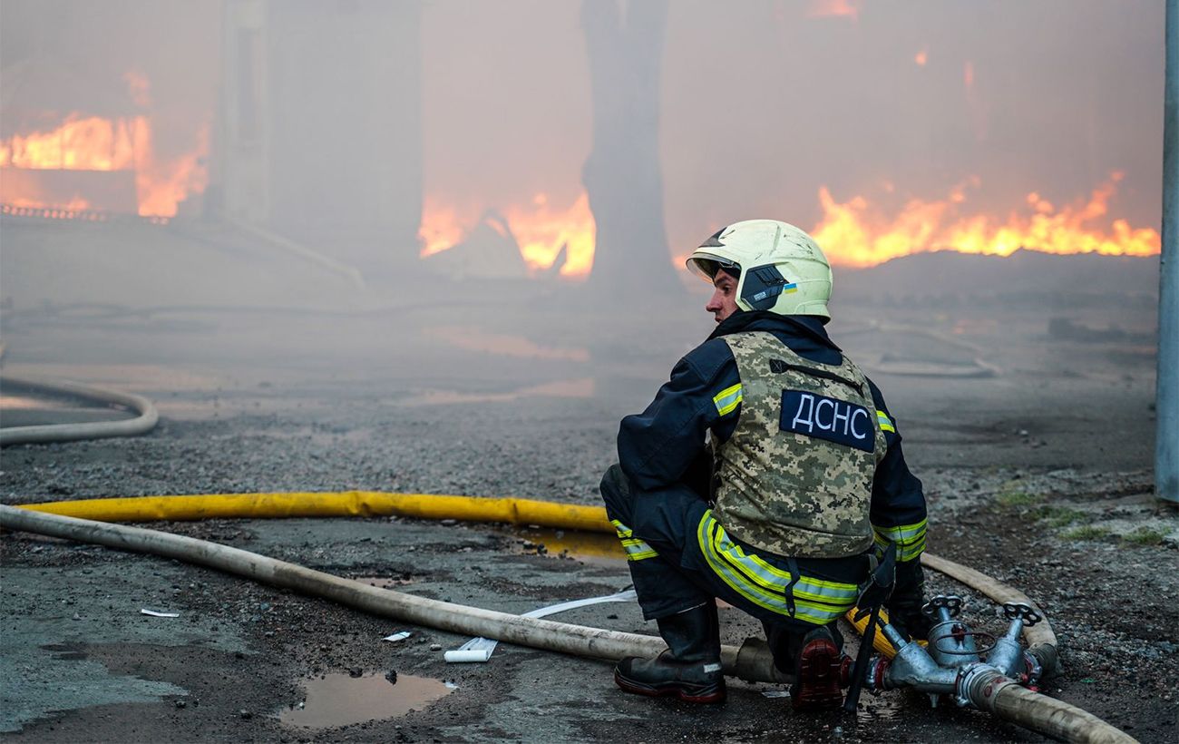 Росіяни атакували дронами село в Харківській області: спалахнули пожежі