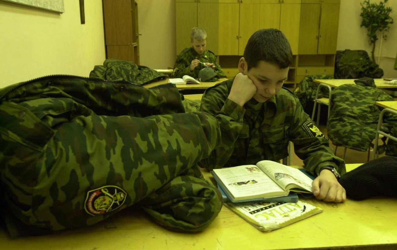 Окупанти в Херсонській області будуть здавати "нелояльних" школярів "владі"