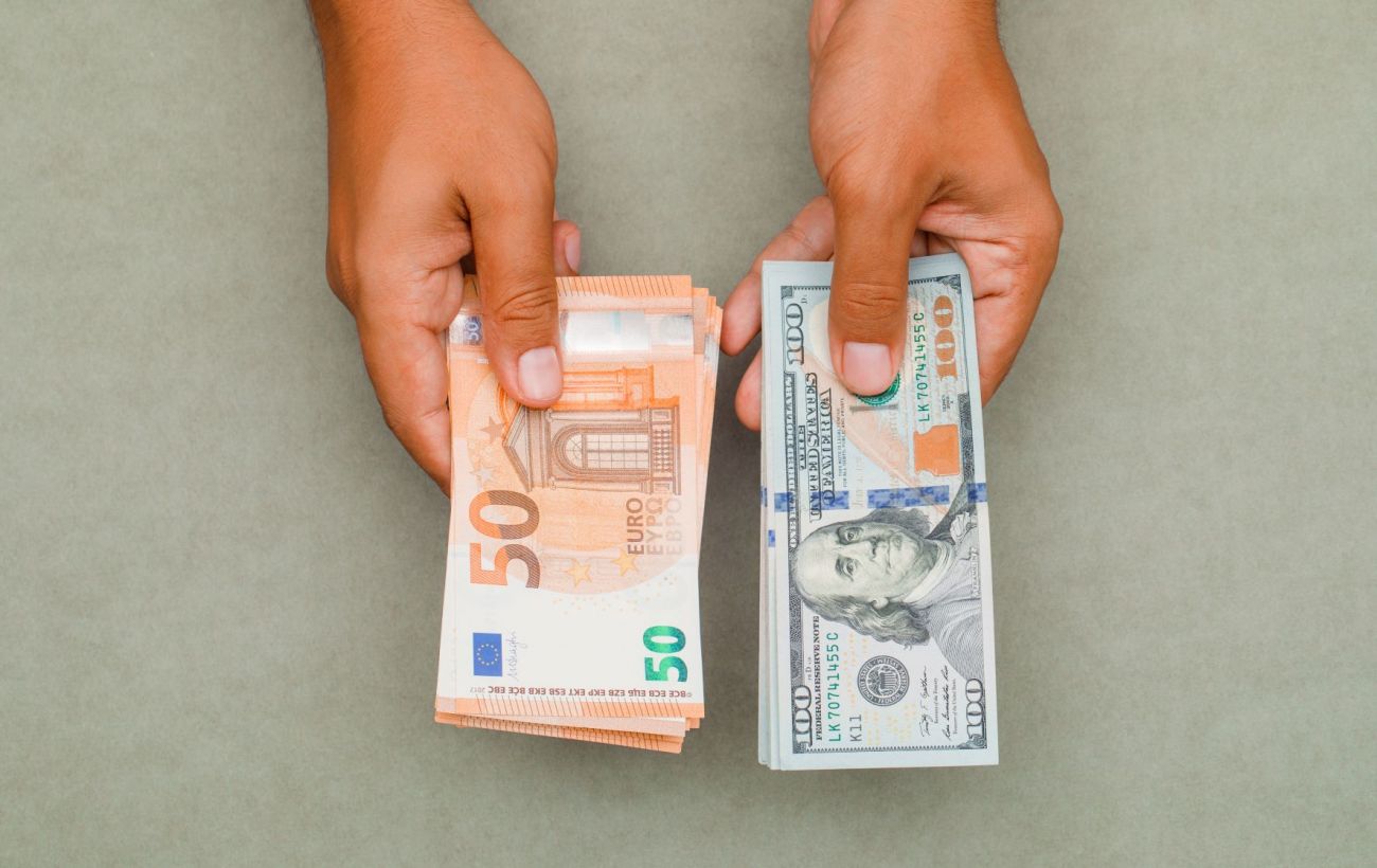 Банки вперше ввезли в Україну більше готівкових євро ніж доларів