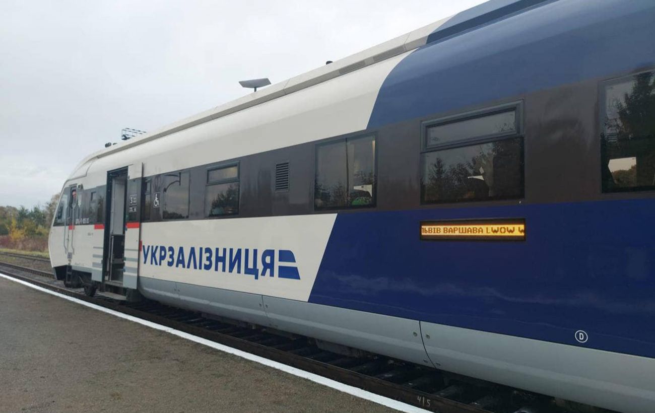 Поїзди затримуються через масований обстріл: в "Укрзалізниці" надали перелік