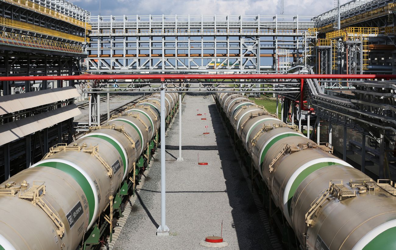 Японія різко знизила "стелю" на нафту з РФ та ввела нові санкції
