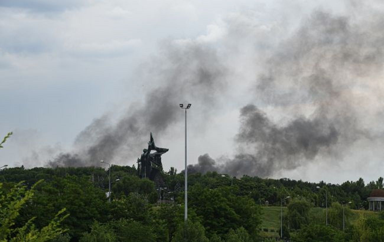 Величезний стовб диму: в окупованому Донецьку пролунала серія вибухів, фото