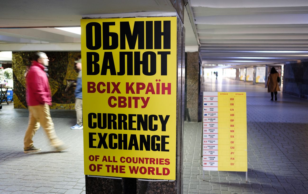 Долар подешевшав після зростання чотири дні поспіль