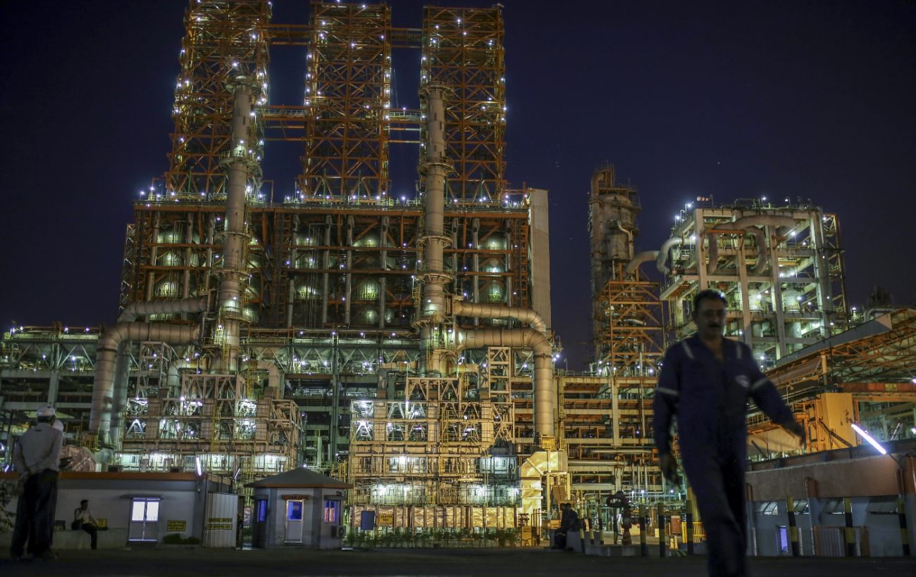 Влада Індії допомогла нафтопереробному заводу обійти санкції ЄС, - Bloomberg