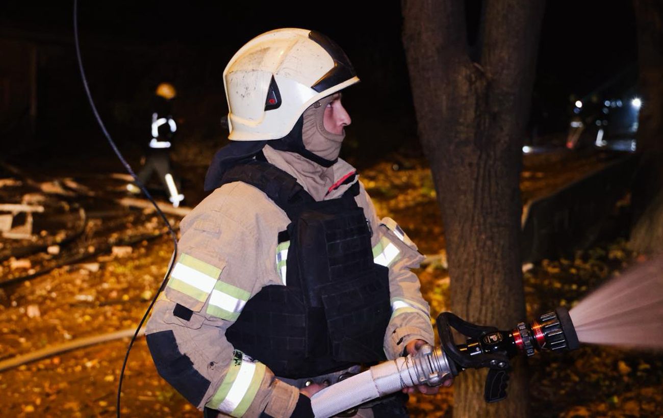 Пошкоджені медзаклад, підприємство й авто: фото наслідків обстрілу Харкова