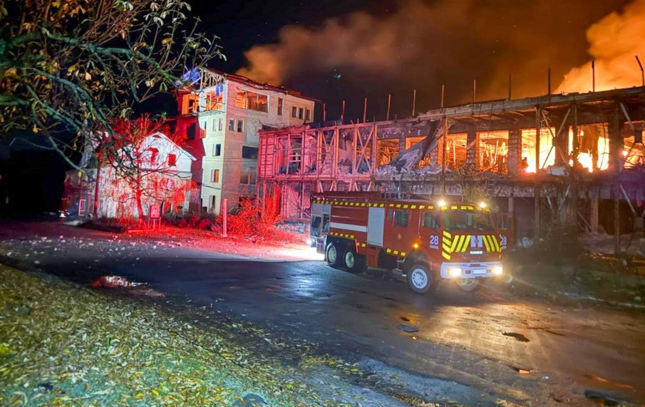 Чугуїв масовано атакували "Герані": зафіксовано шість влучань, дрони знищили склад (фото)