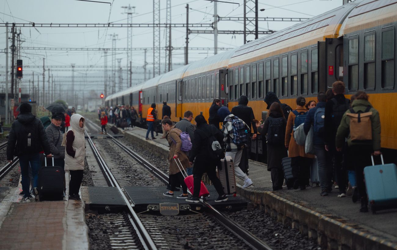 На Миколаївщині перебої зі світлом через удари РФ, затримується низка поїздів (список)