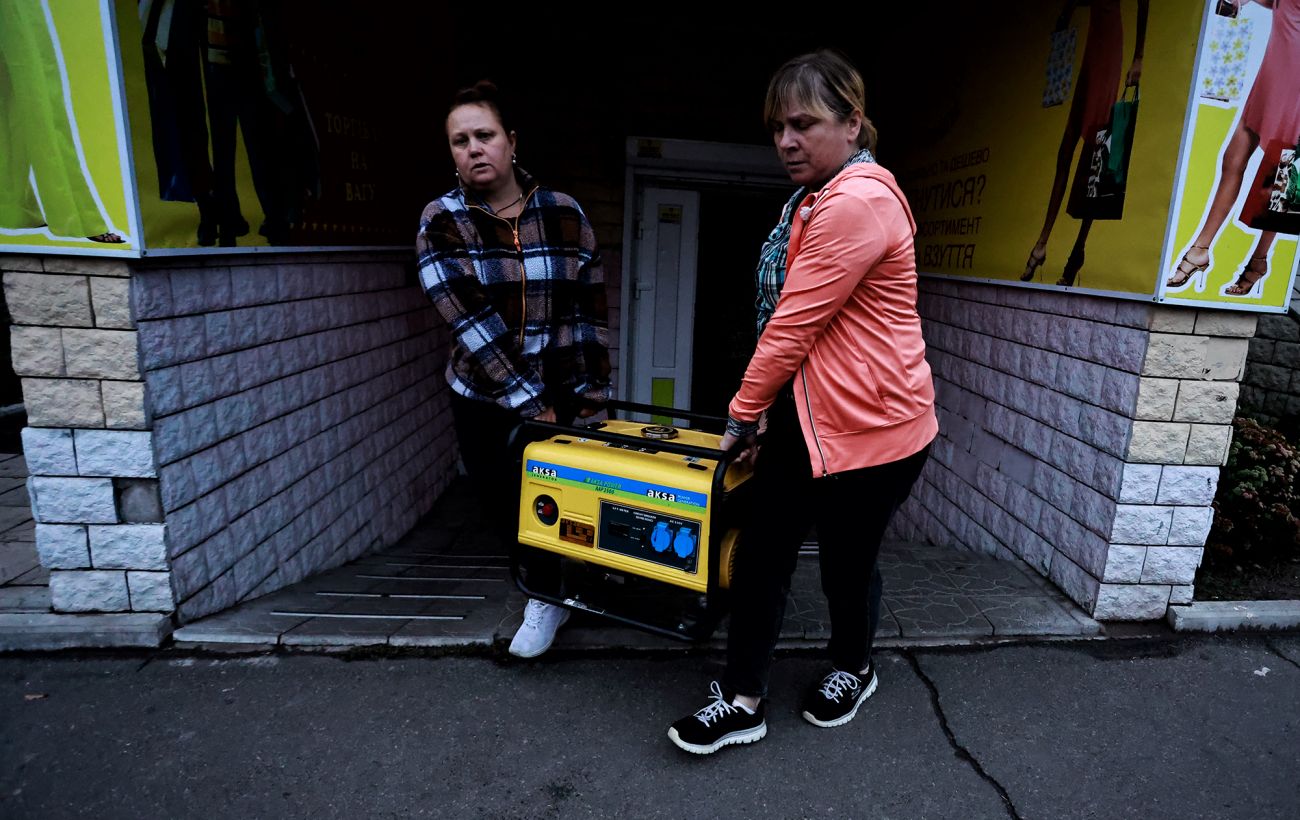 Без світла по п'ять годин. Україна перейшла на погодинні вимкнення світла: графіки