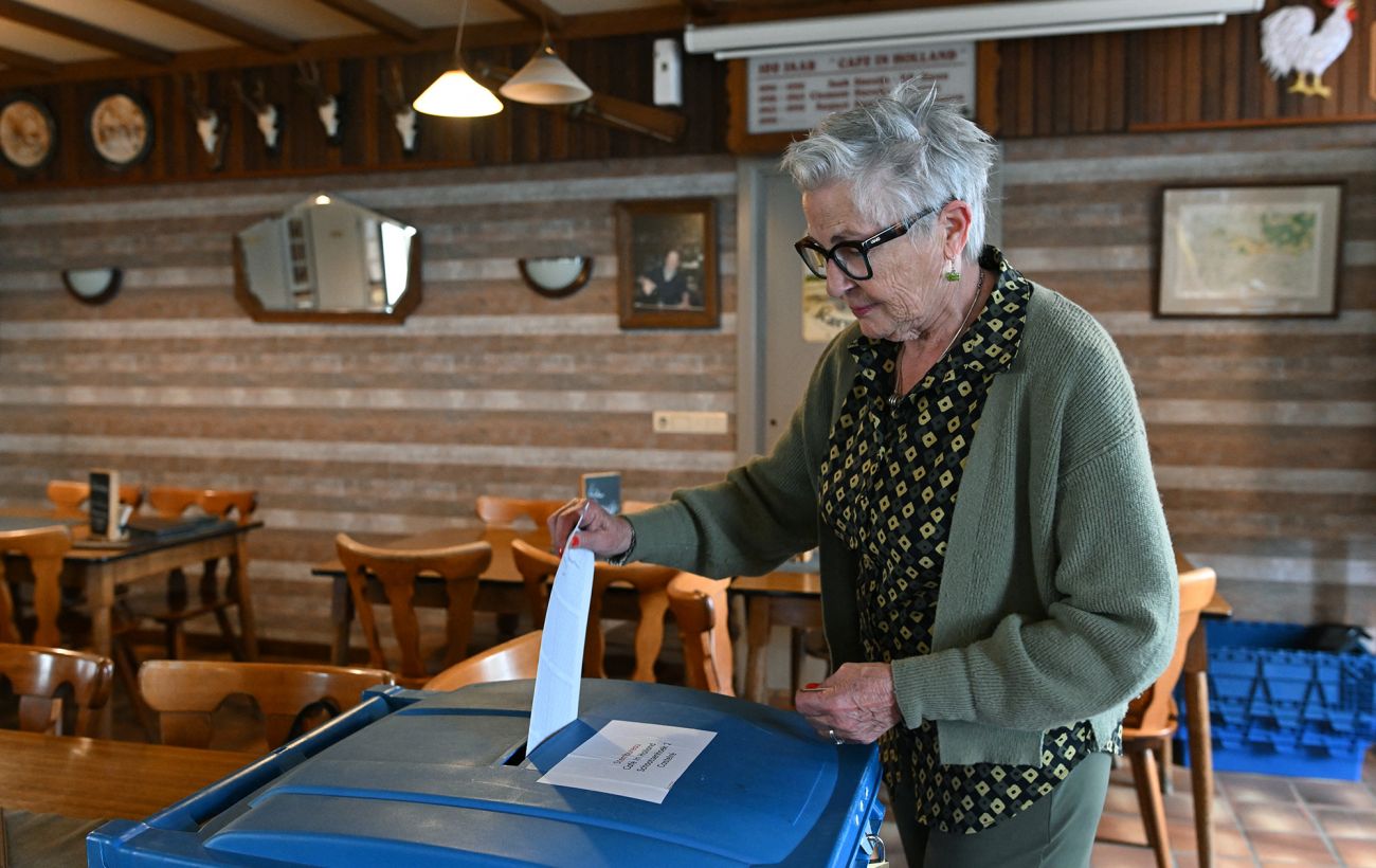 Дострокові парламентські вибори у Нідерландах: лідирують одразу дві партії