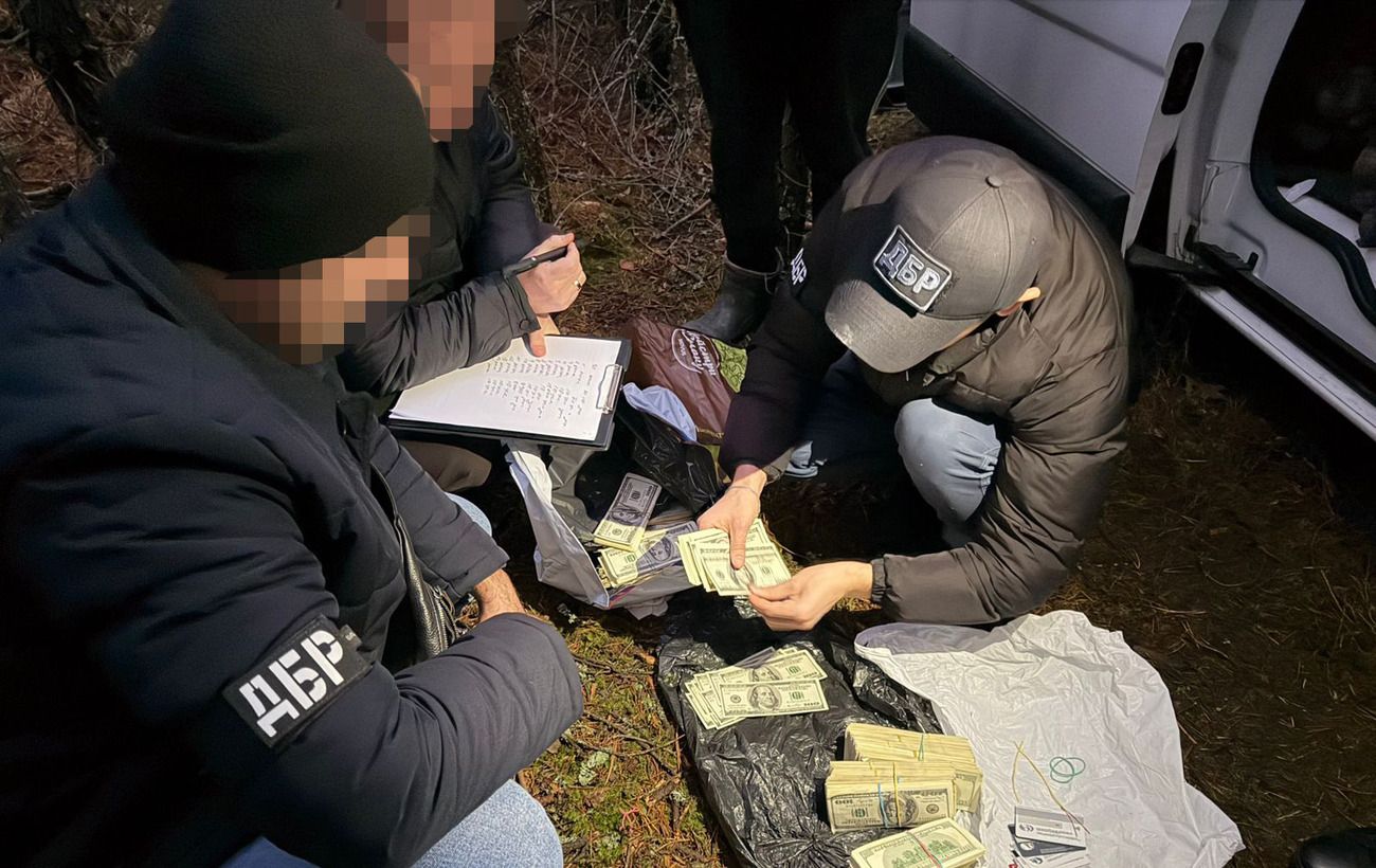 Вкрав купу доларів і ховався в лісі: затриманому копу з Києва оголосили підозру (фото)