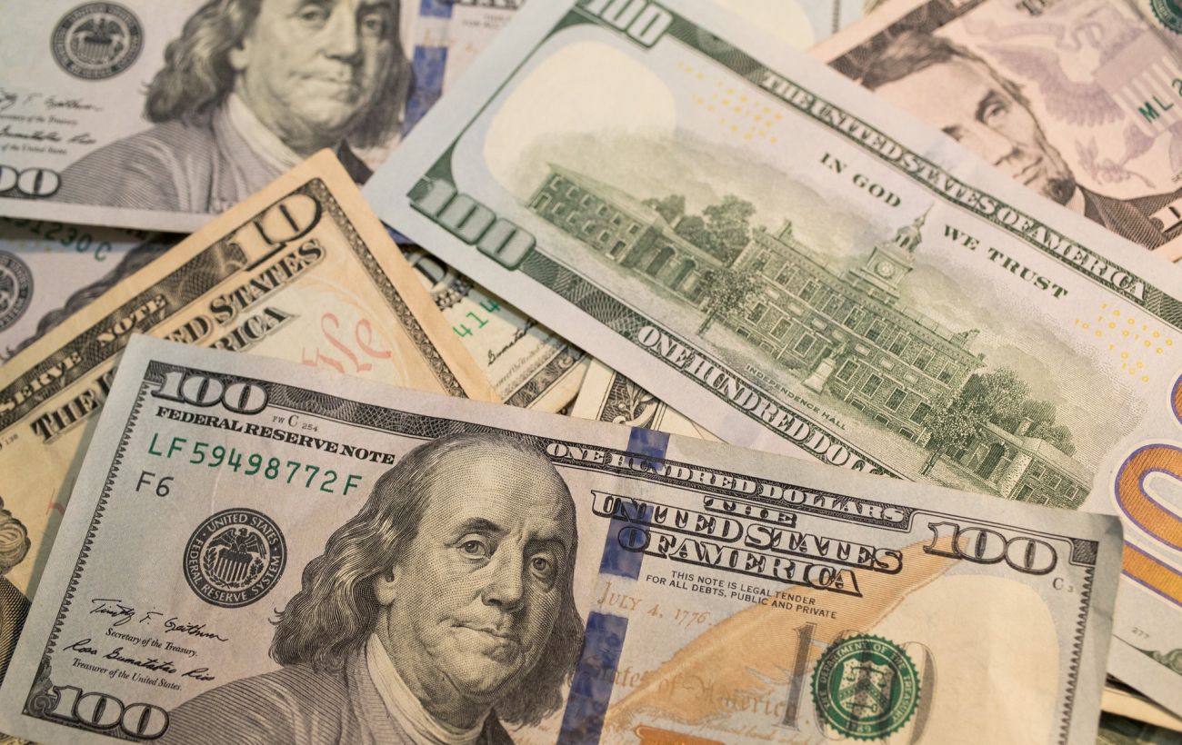 Долар дешевшає, євро йде вгору: який курс в обмінниках