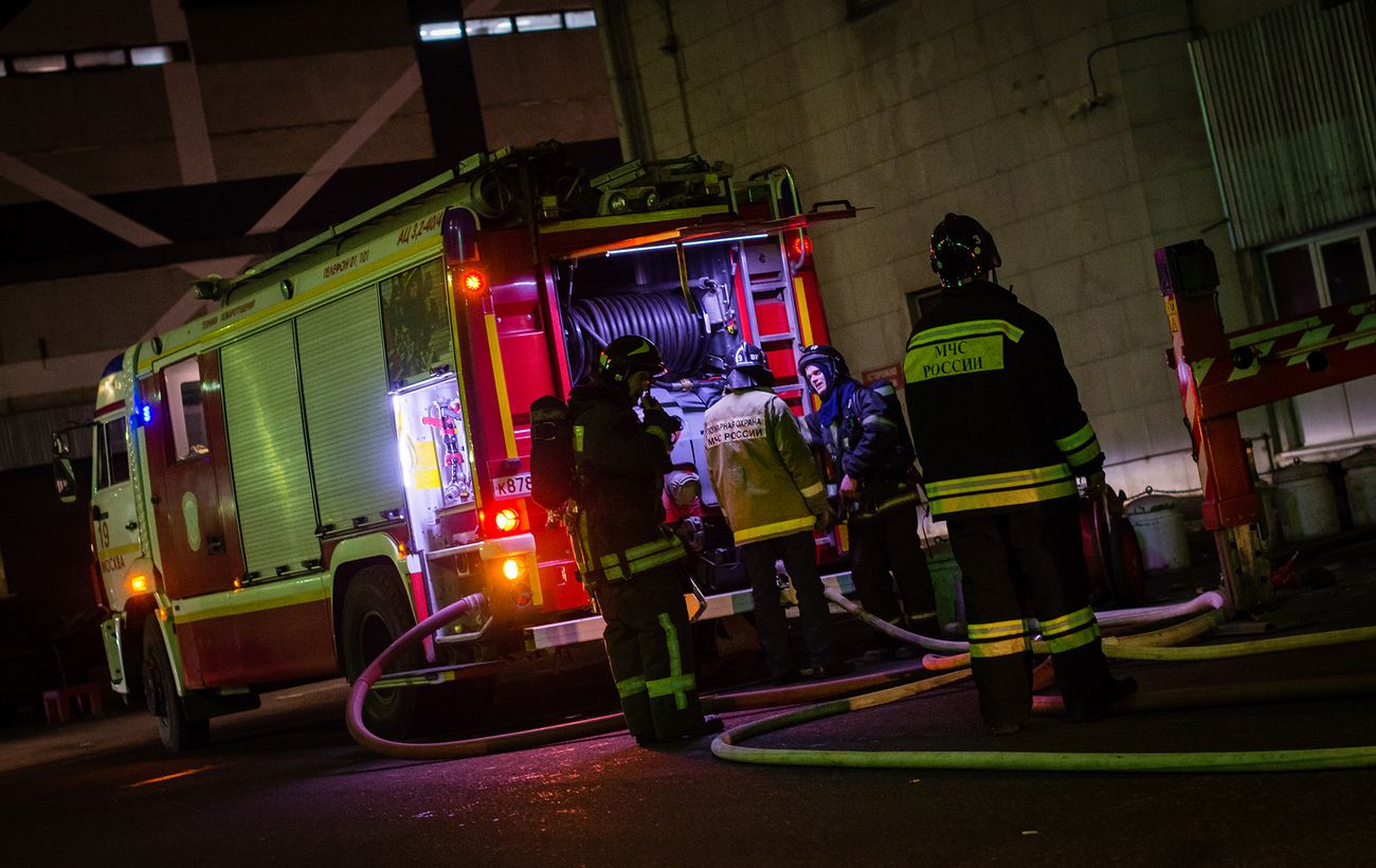 Вибухи лунають півгодини. Невідомі дрони атакували один з найбільших НПЗ Росії