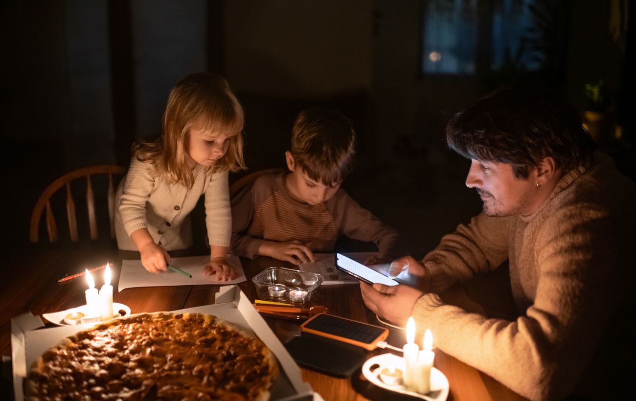 Світла може не бути до трьох разів на добу: графіки відключень у Києві на 8 грудня