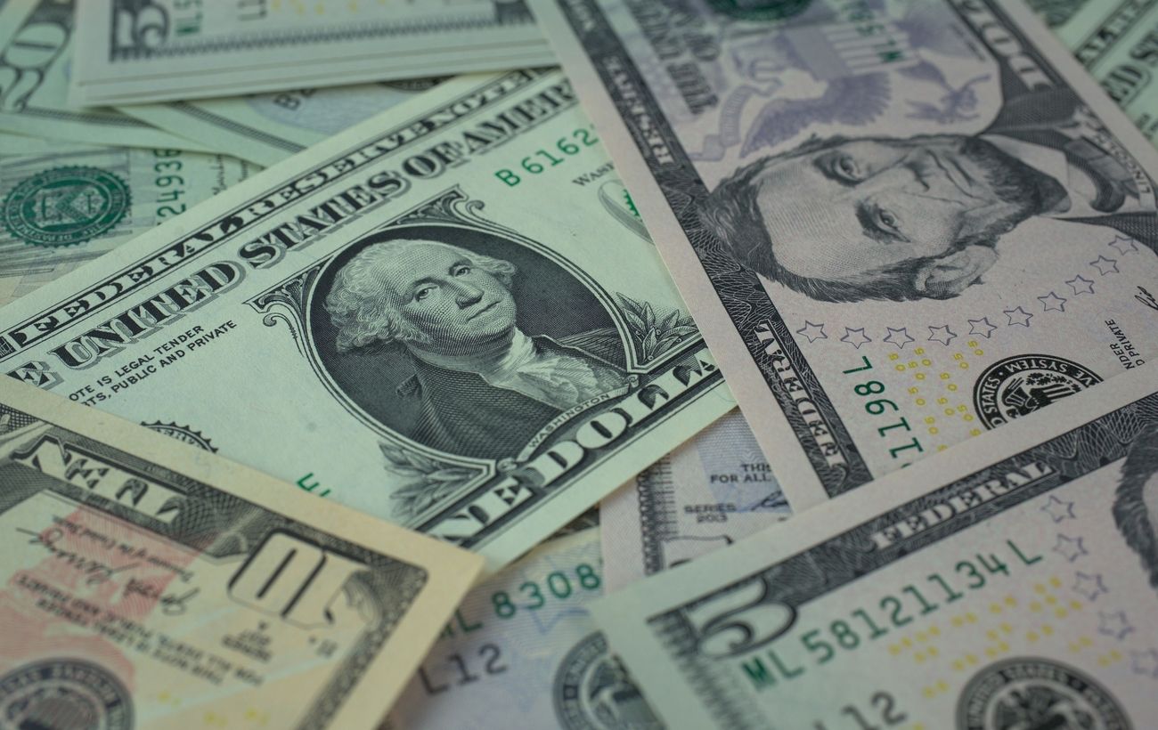 Нацбанк підвищив курс долара на 13 копійок