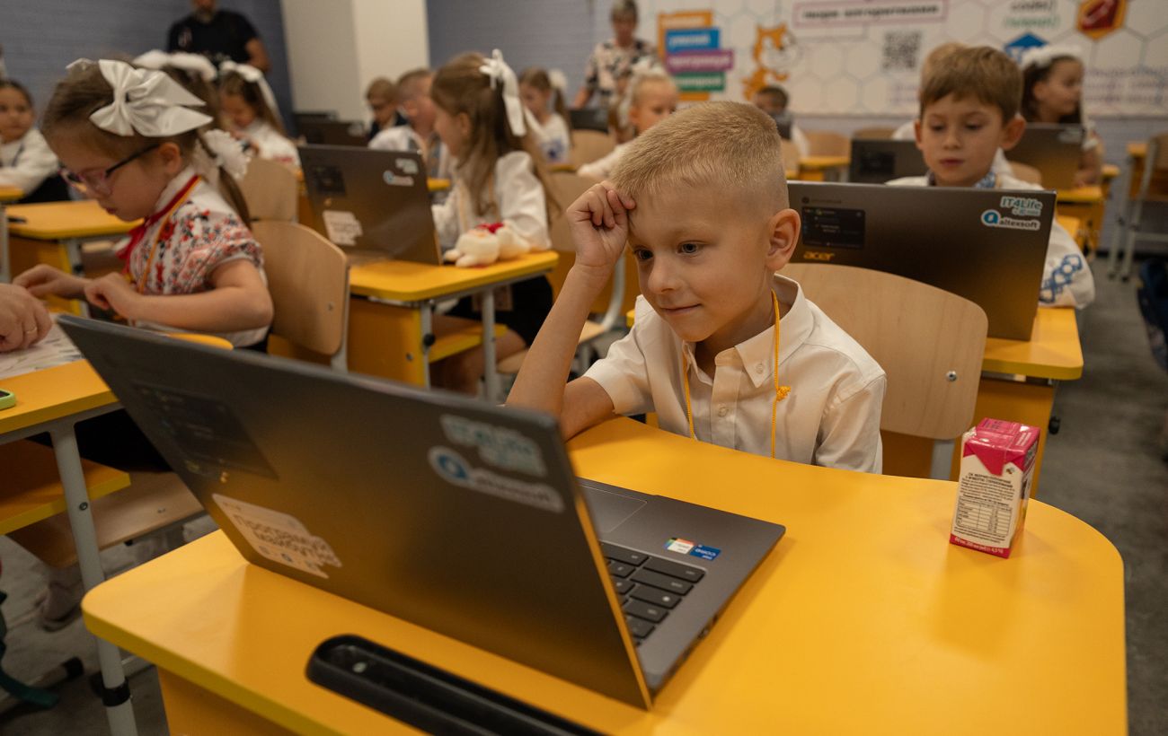 Повернення дітей за парти. Як будуть відбудовувати школи в Україні: пояснення МОН