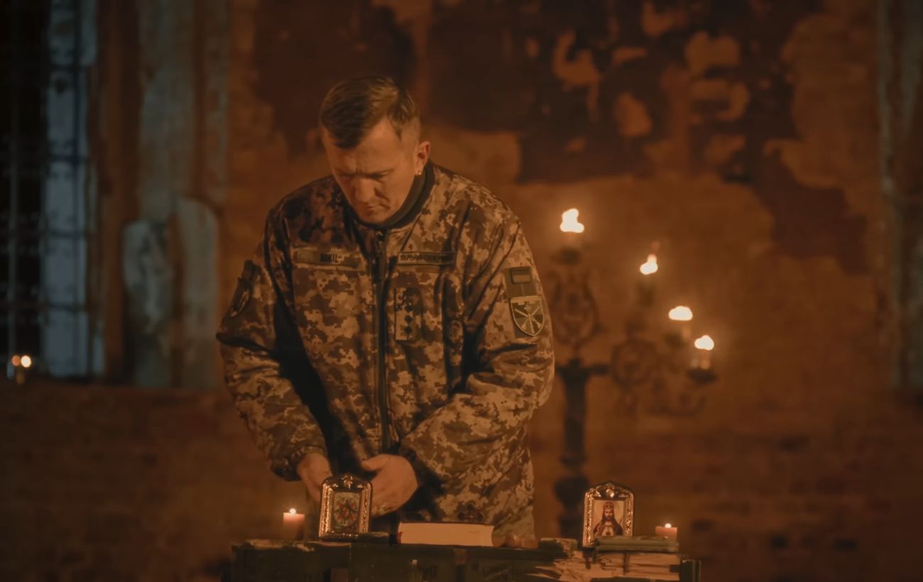 Молитва серед руїн храму: українські військові випустили кліп, який розриває душу (відео)