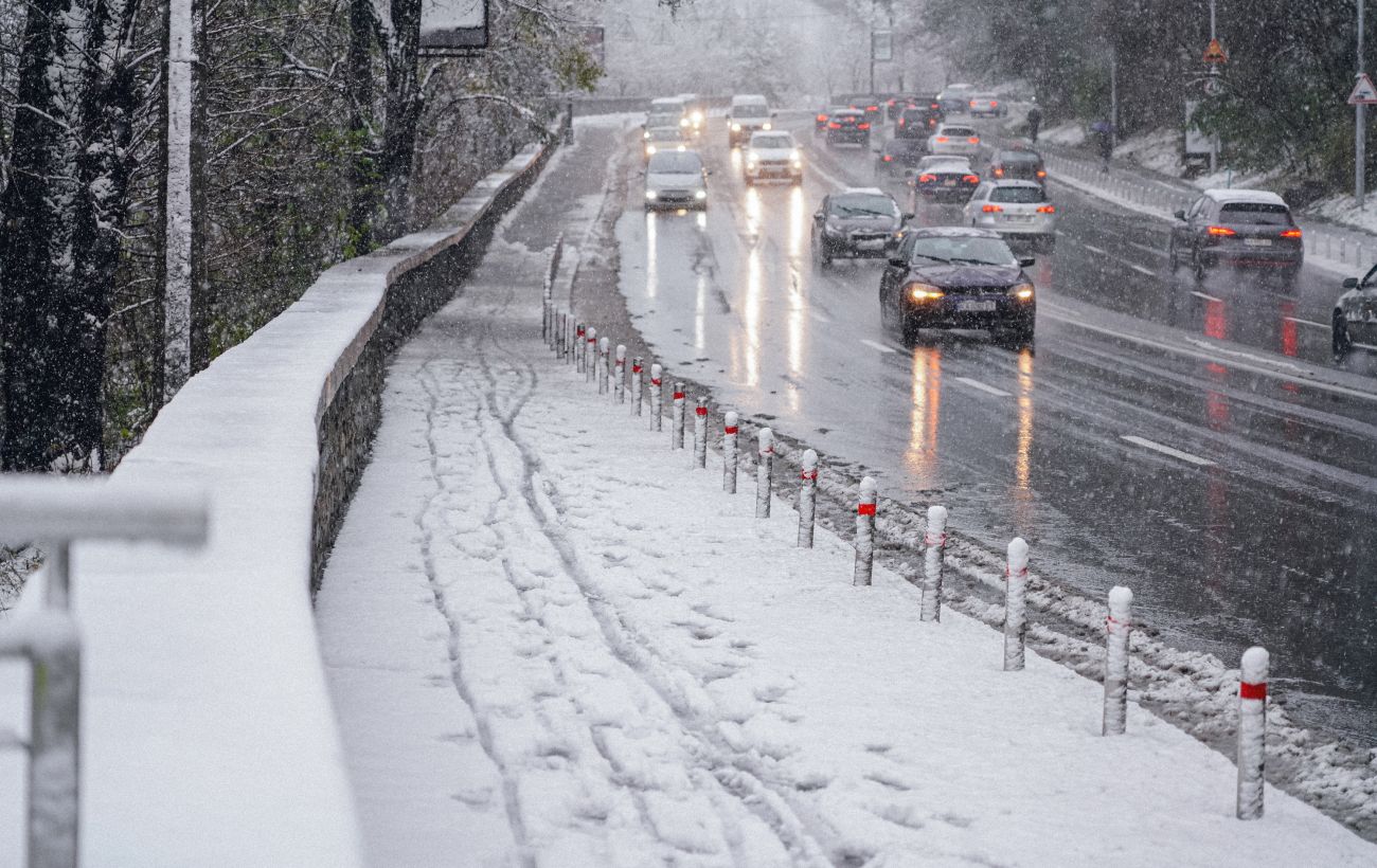 Сніг і ожеледиця паралізували дороги: масові ДТП, постраждалі та ускладнений рух