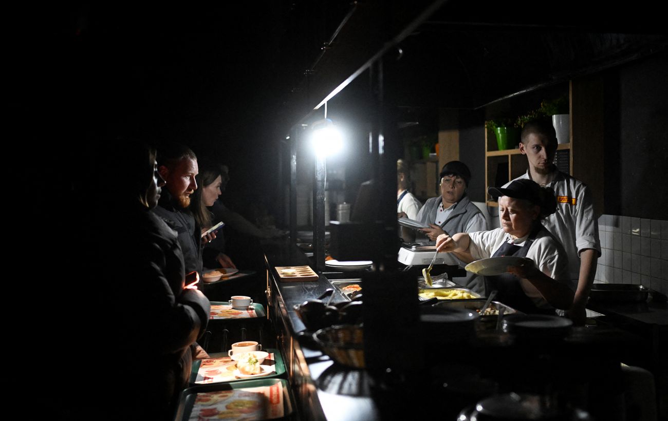 Відключення світла в Україні сьогодні: де діють екстрені обмеження, а де - за графіками