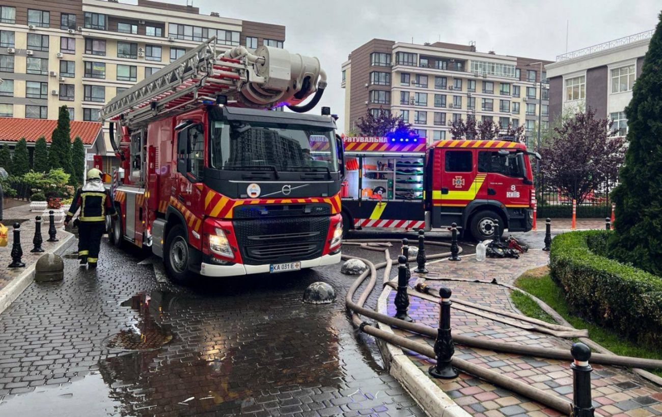 У багатоповерхівці на Оболоні сталася пожежа на тлі дронової атаки