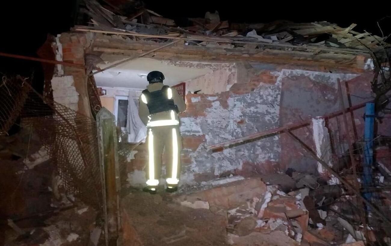 Рятувальники показали кадри із Сум після удару авіабомбами РФ