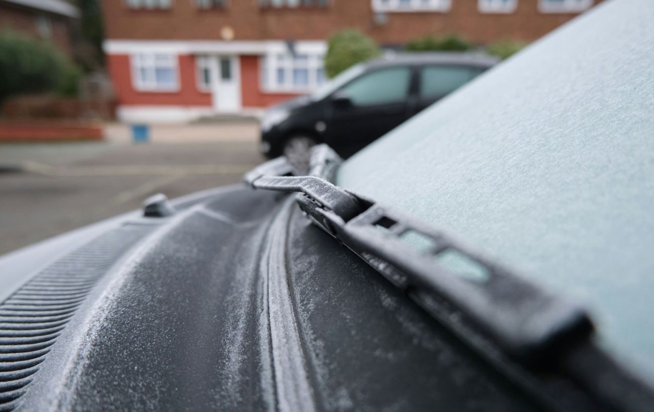 Двірники примерзли до скла: як за 2 хвилини очистити лід, не пошкодивши гуму