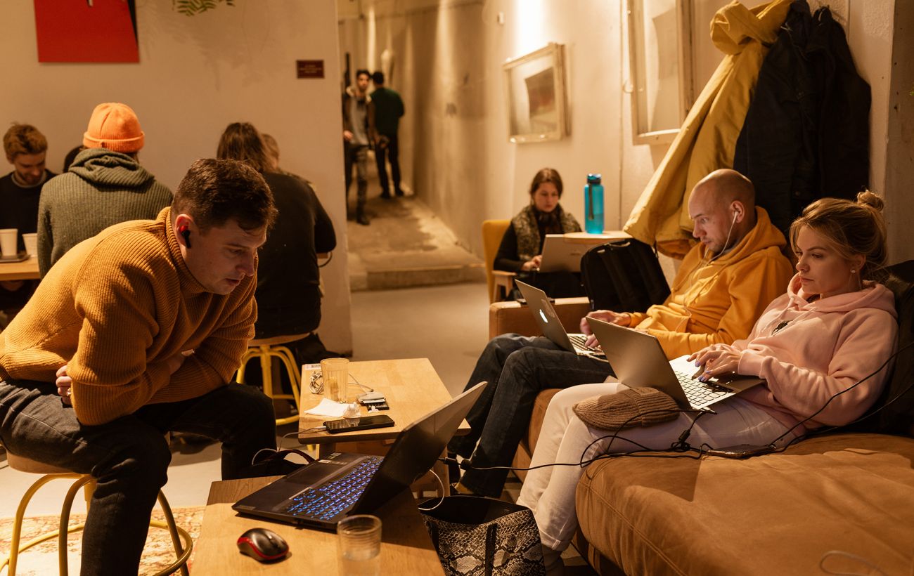 Графіки не всюди. В Україні світло вимикають до 16 годин, багато де - аварійно