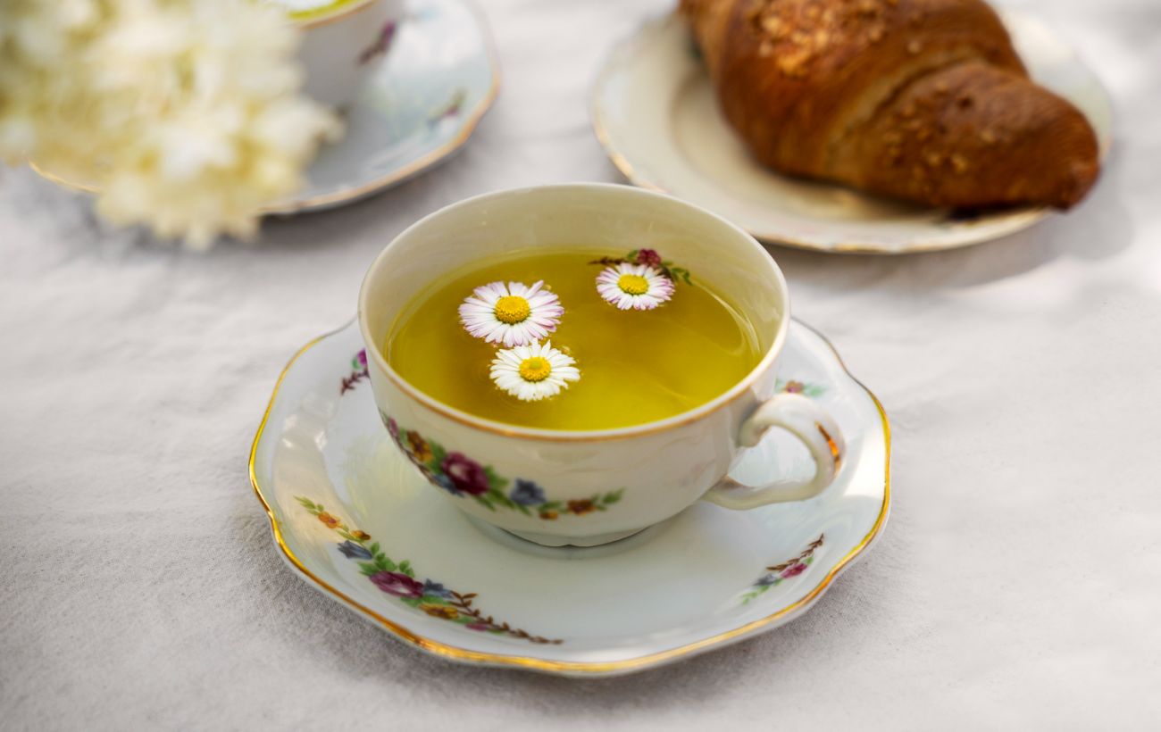 Ця "заспокійлива" рослина корисна для організму та шкіри: є у чаї та шампуні