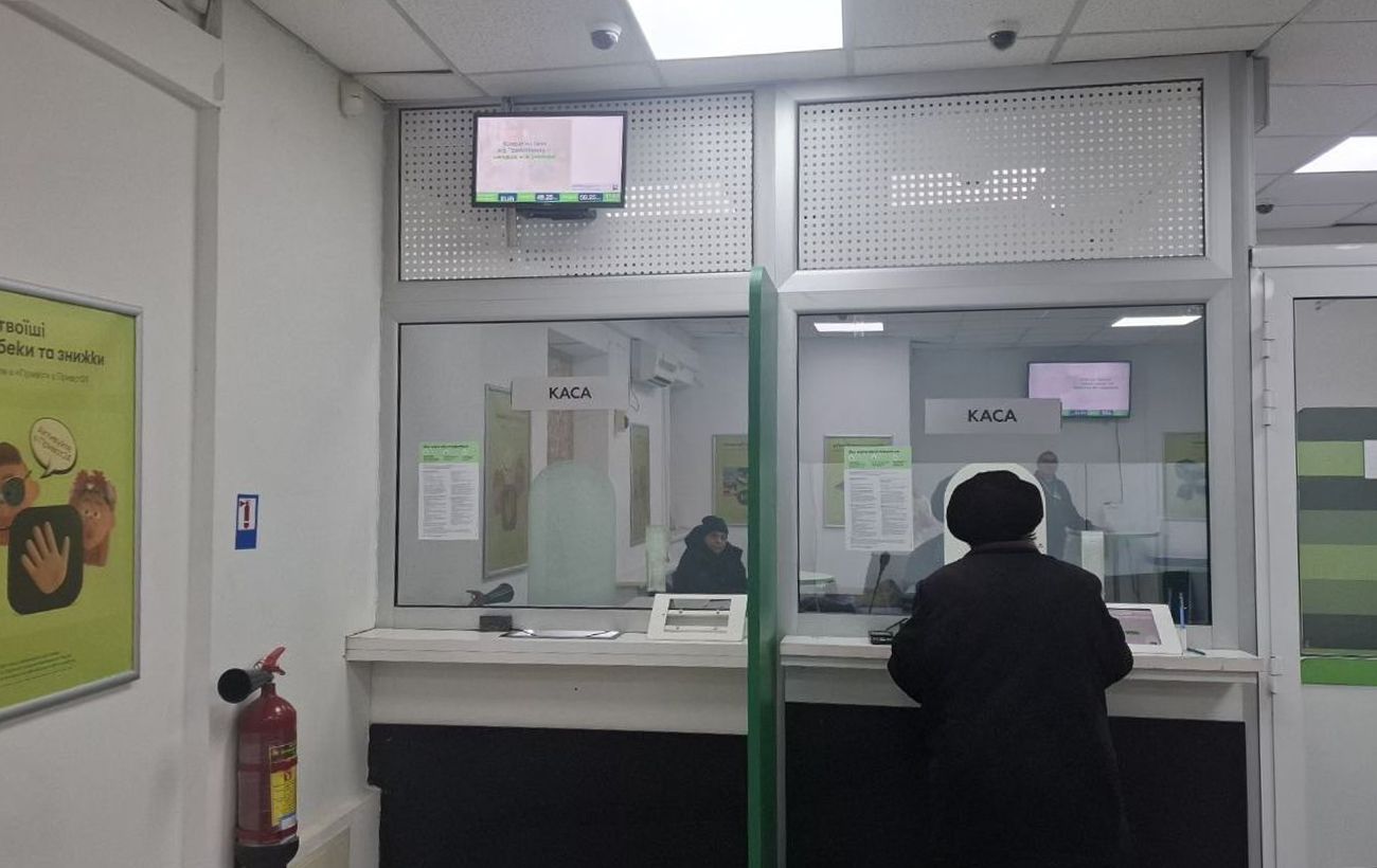 НБУ знизив курс долара на понеділок: чи варто скуповувати валюту "на всі гроші"