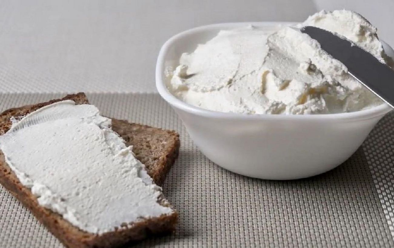 Заморозьте кефір на ніч: ніжний вершковий сир за копійки