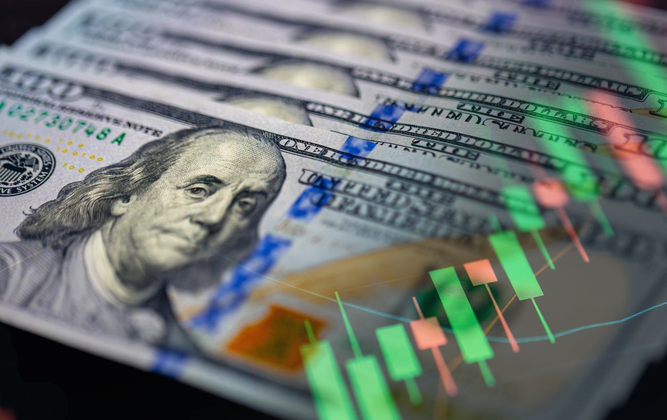 Без різких стрибків? Чи втримається долар по 43 грн до кінця тижня і який можливий максимум