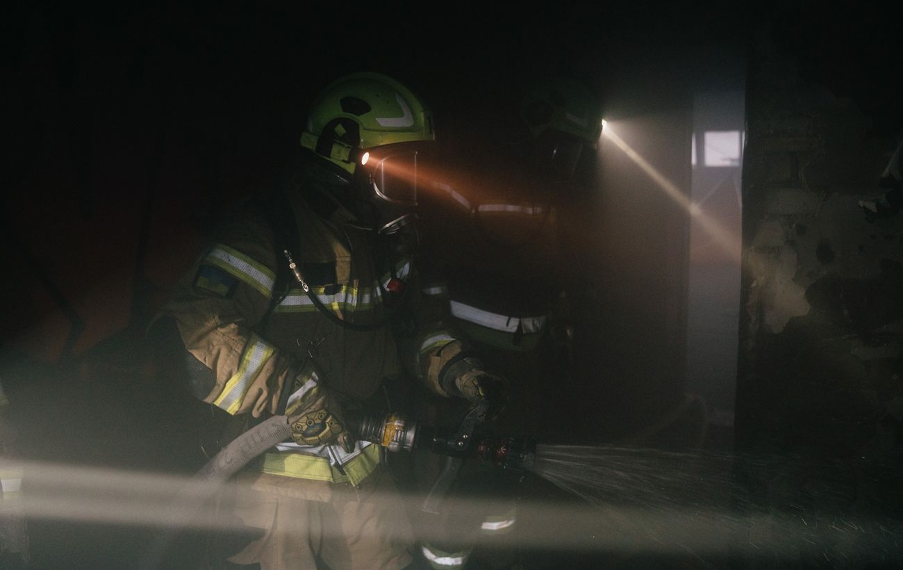 Російські дрони вдарили по Київщині: спалахнув будинок, лікарі рятують постраждалих