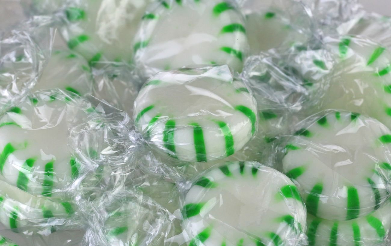 М'ятні цукерки можуть нашкодити: кому не можна їх їсти