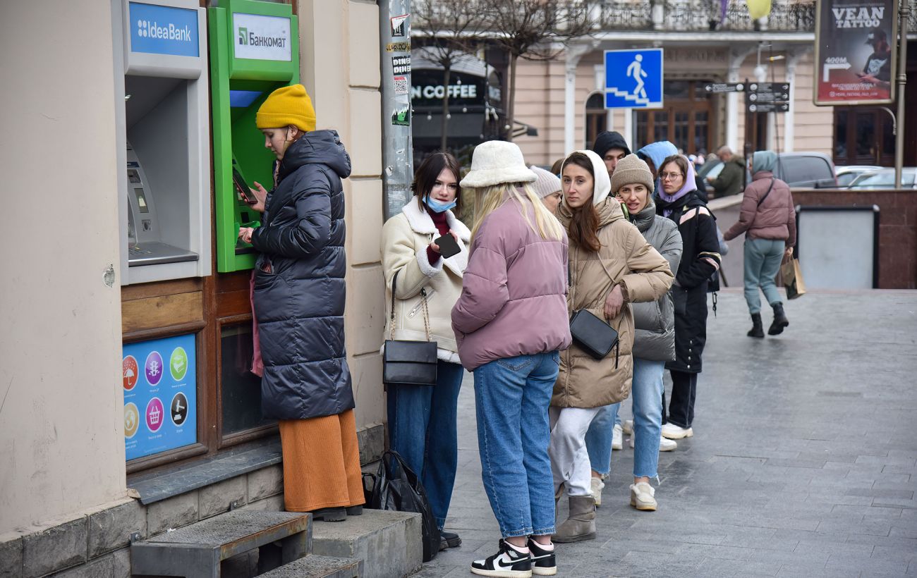 Зняти до 20 000 гривень без світла: де точно працюють банкомати у блекаут та як знайти відділення