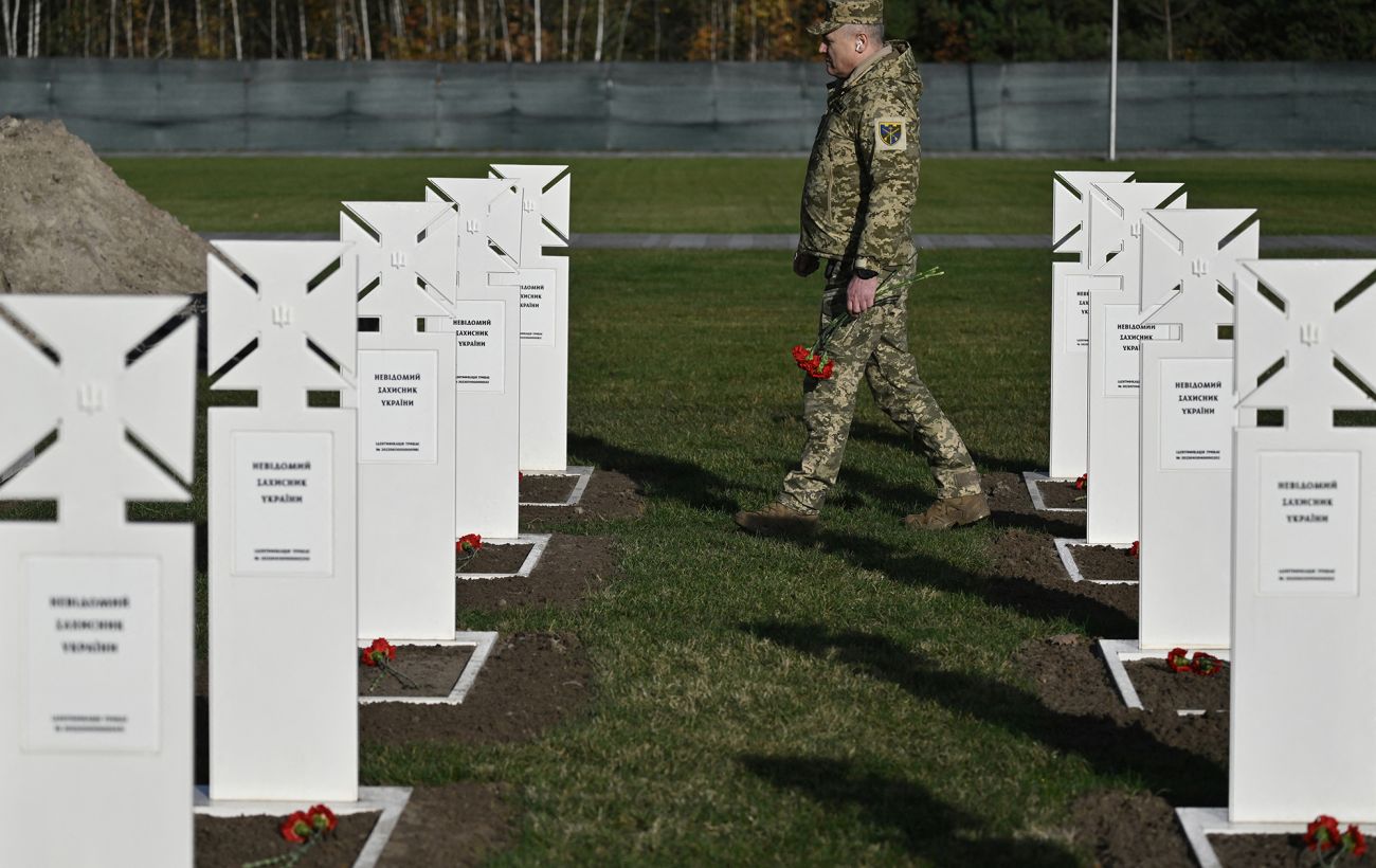 Поділ на "гідних" та "негідних": омбудсман закликає змінити правила військових поховань