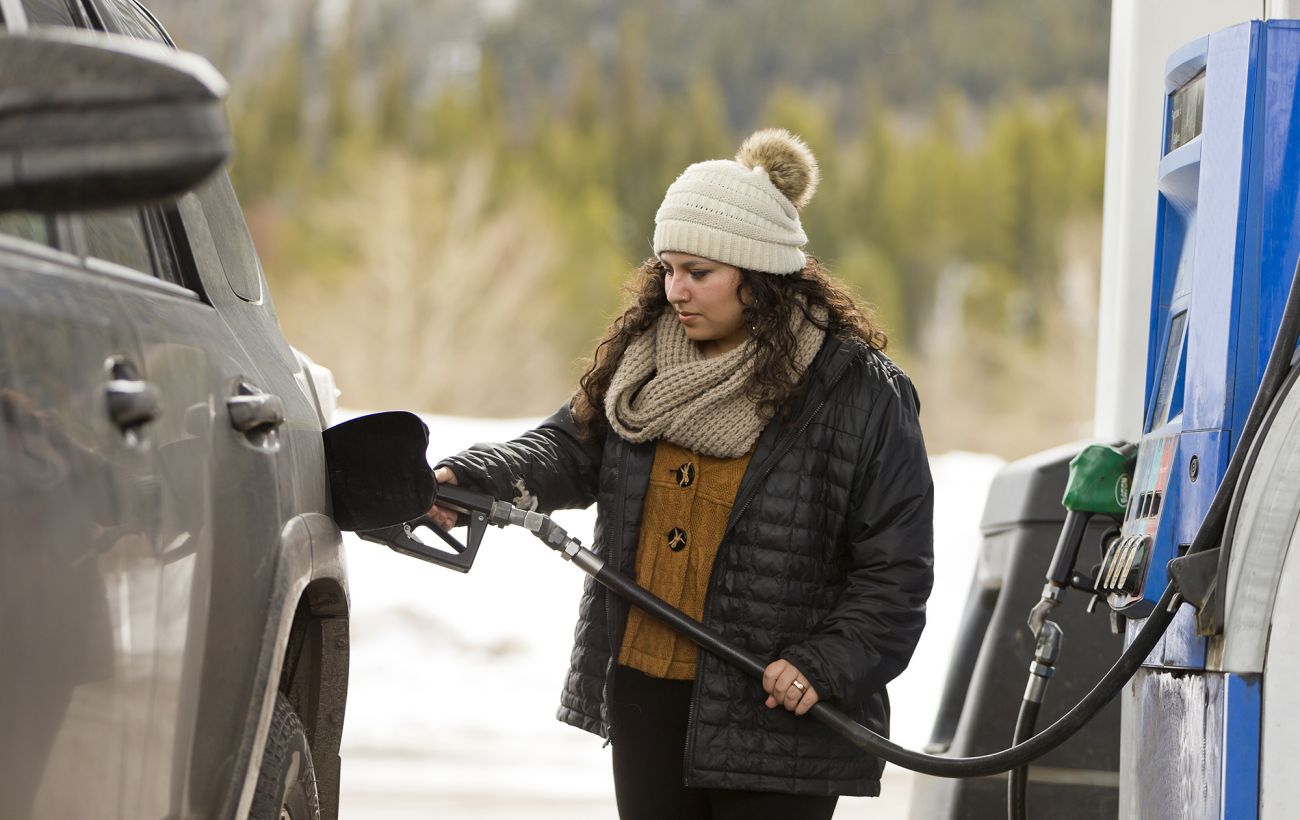 Погані дороги "вдарять" по кишенях водіїв? Як логістика формує ціну на бензин