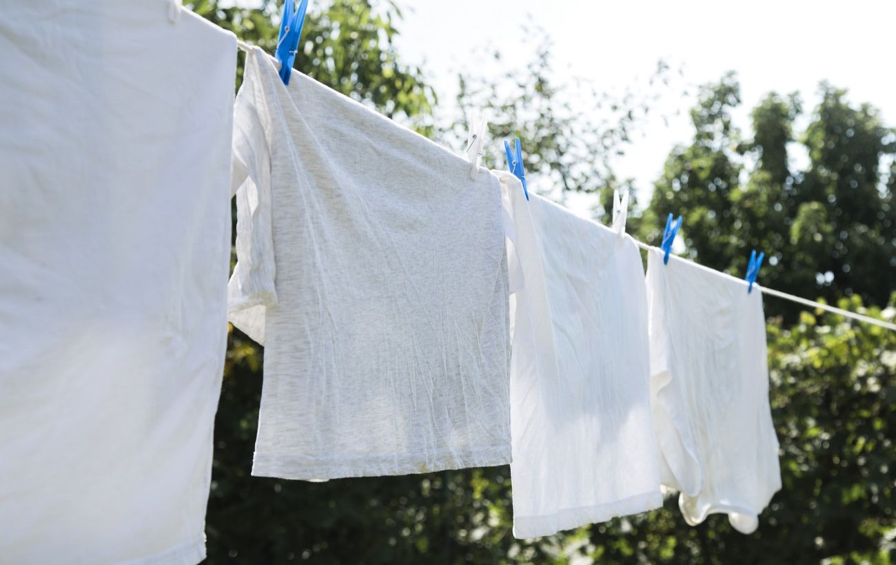 Головна помилка після прання, яка може зіпсувати ваш одяг цього літа