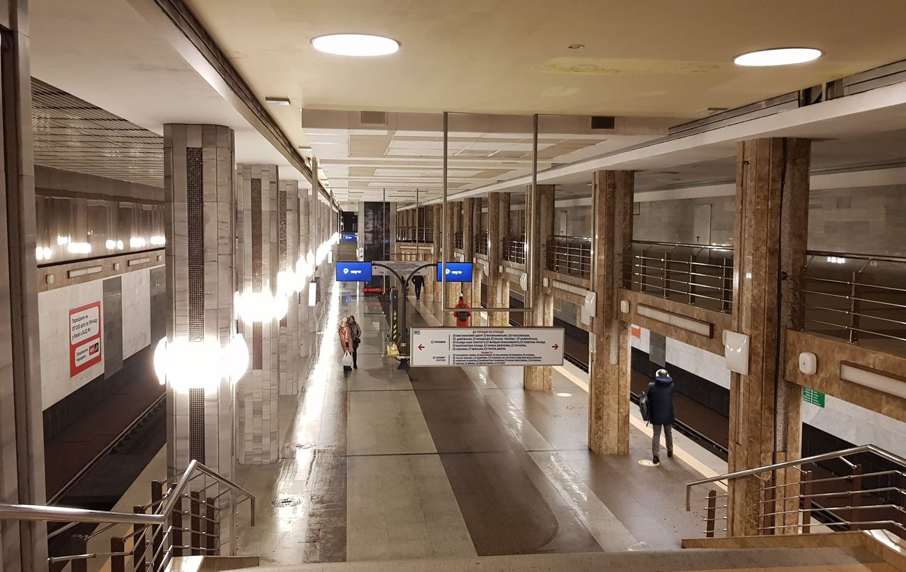 "Дірки" у стелі й сліди води? У КМДА пояснили, що насправді відбувається в метро Києва