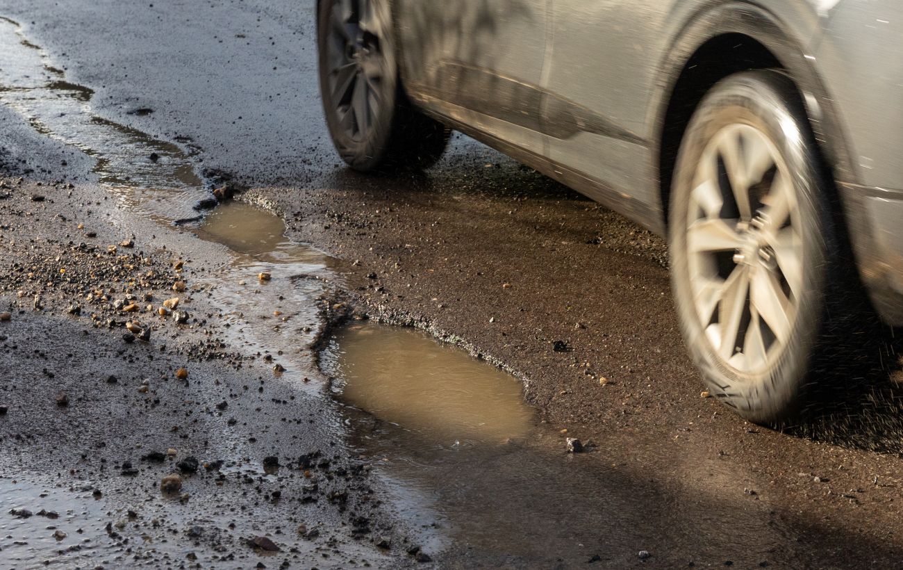 Не лише морози. Експерт пояснив, чому насправді в Україні роками жахливі дороги