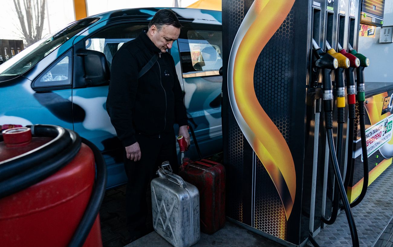 Ціни на АЗС летять вгору: чи варто скуповувати бензин і як не дати йому зіпсуватися