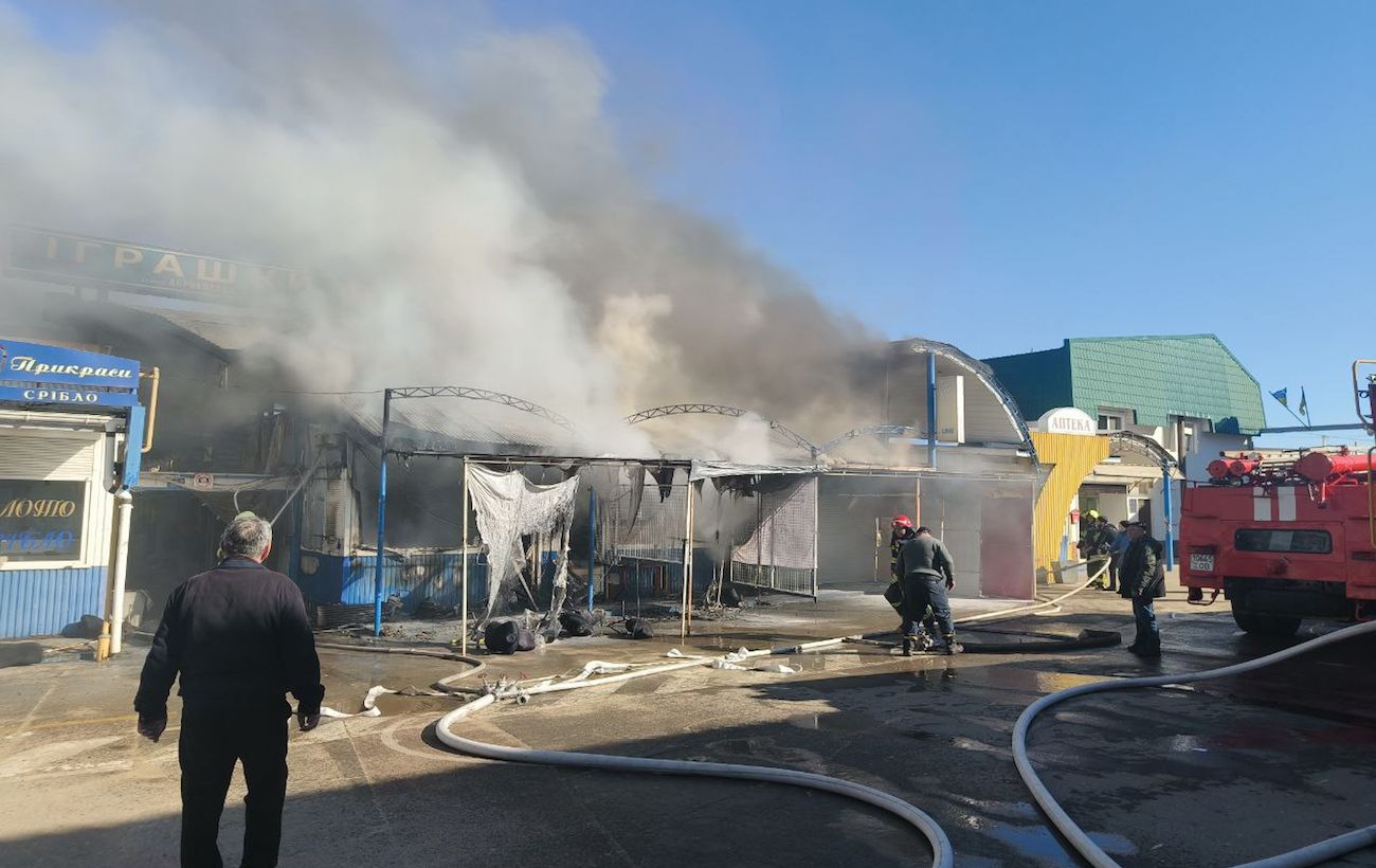Масштабна пожежа спалахнула на одеському ринку "7-й кілометр" (фото)