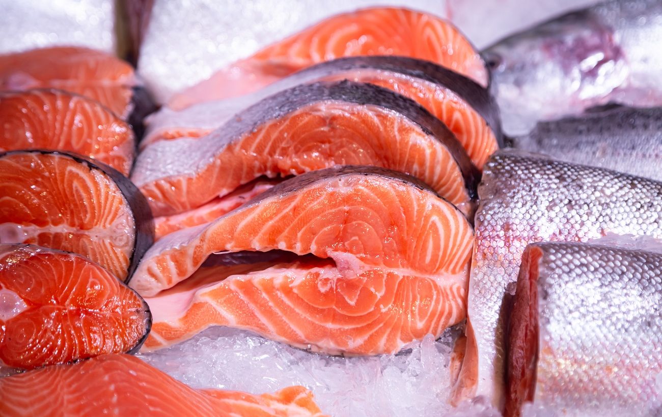 Червона чи фарбована? Як супермаркети видають дешеву підробку за елітну сьомгу