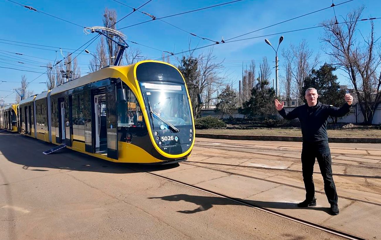 З клімат-контролем і відеокамерами. Кличко показав нові трамваї: на якому маршруті їх шукати