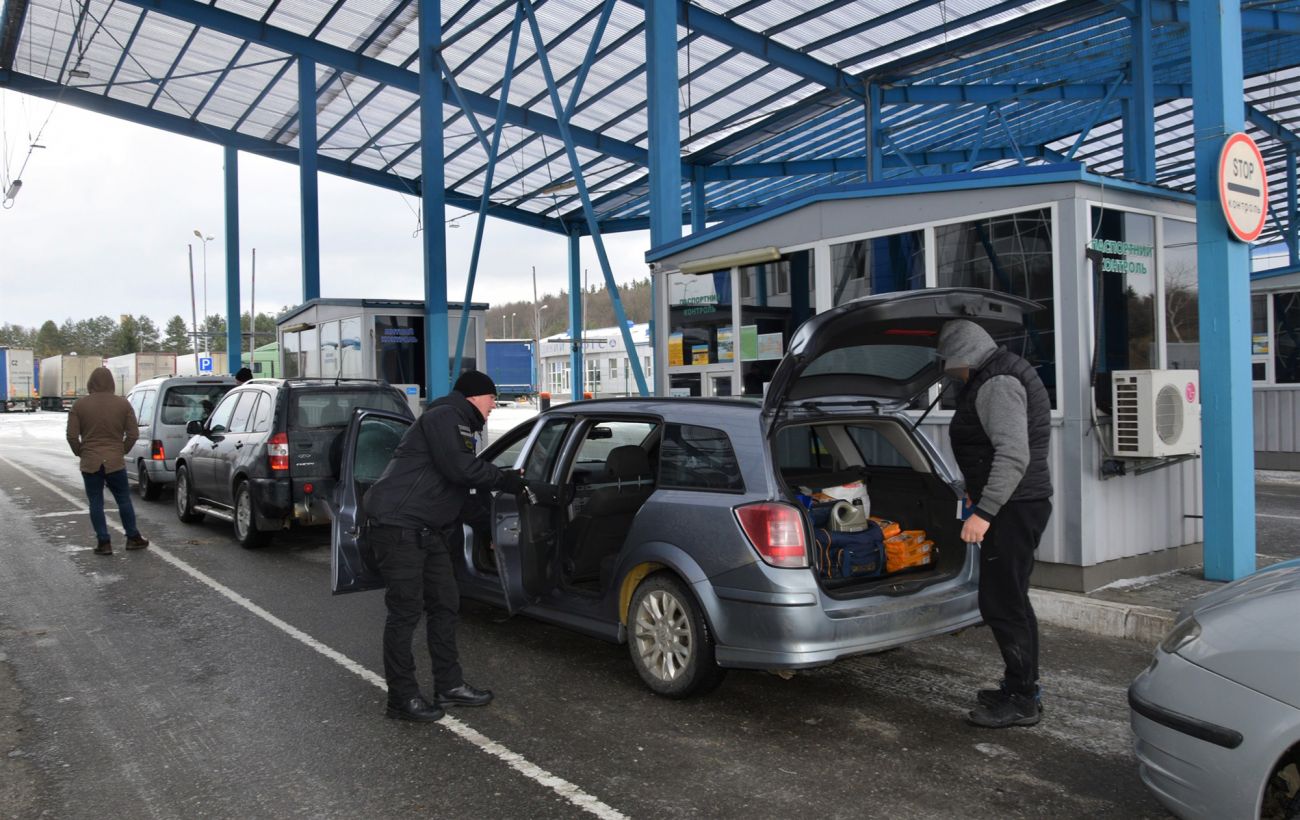 Пункт пропуску "Тиса" на кордоні з Угорщиною раптово зупинився: що сталося