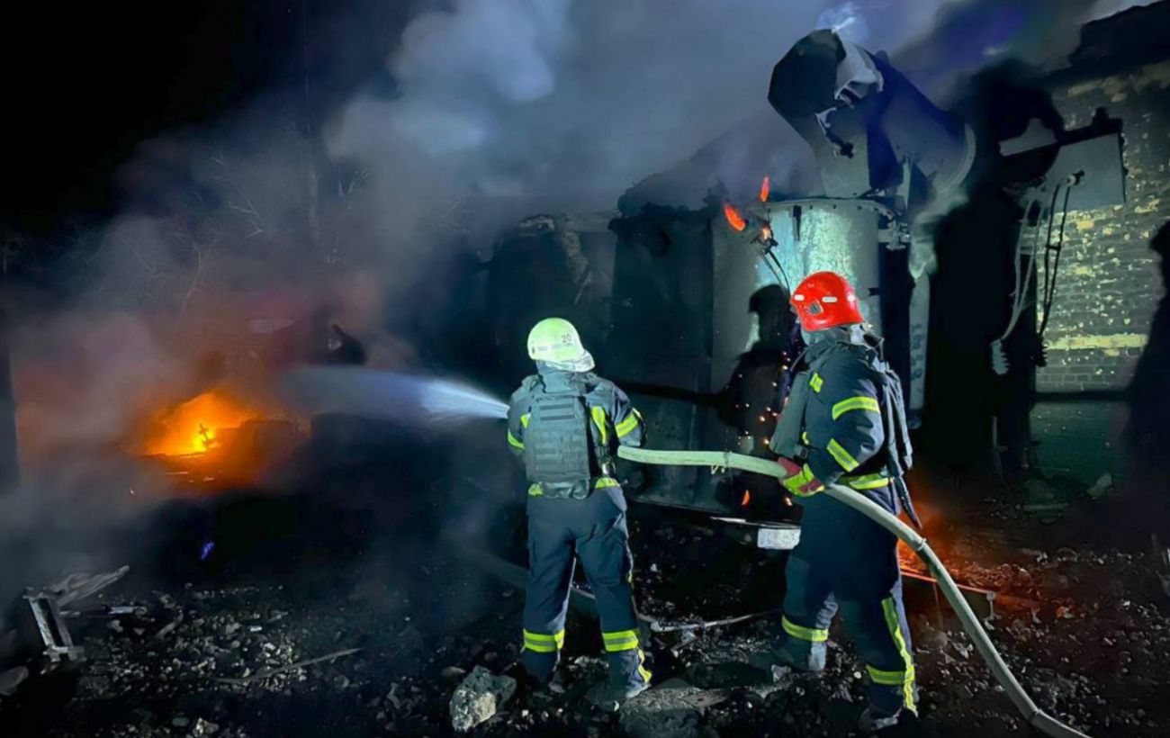 Пожежі, удар по судну та перебої зі світлом: РФ масовано атакувала південь України (фото)